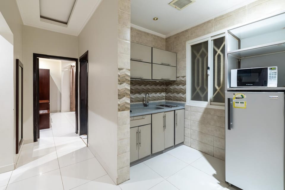 Kitchen or kitchenette, microwave, minibar