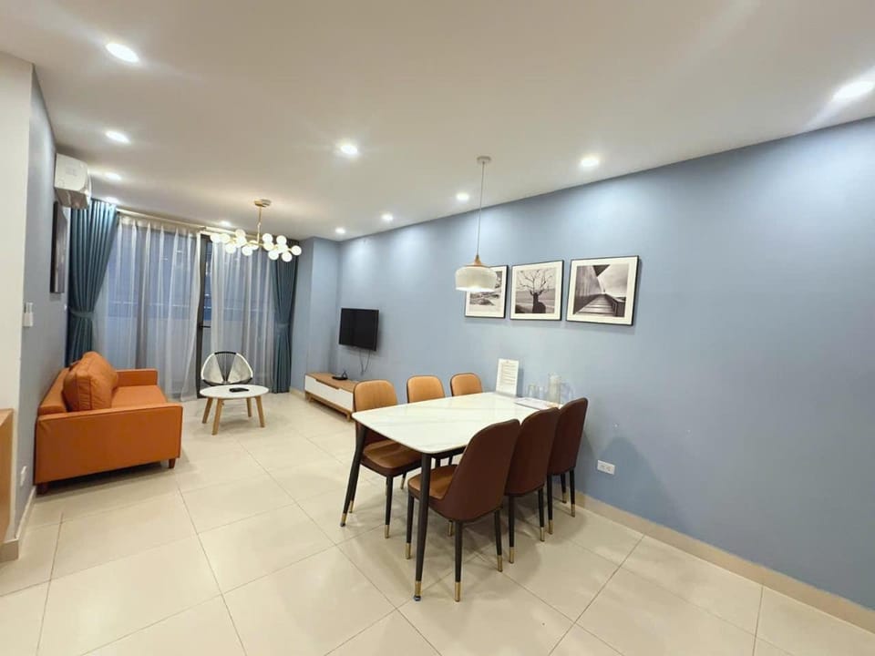Communal lounge/ TV room, TV and multimedia, Living room, Seating area, Dining area, Evening entertainment