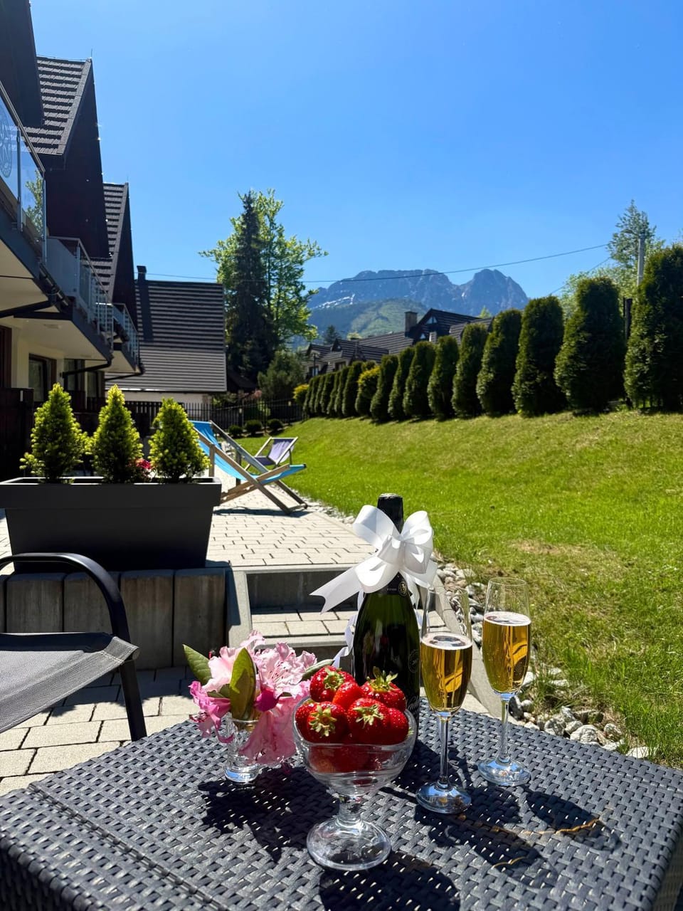 Spring, Day, Natural landscape, Garden, Food and drinks, Dining area, Food, Garden view, Mountain view, Drinks, Alcoholic drinks