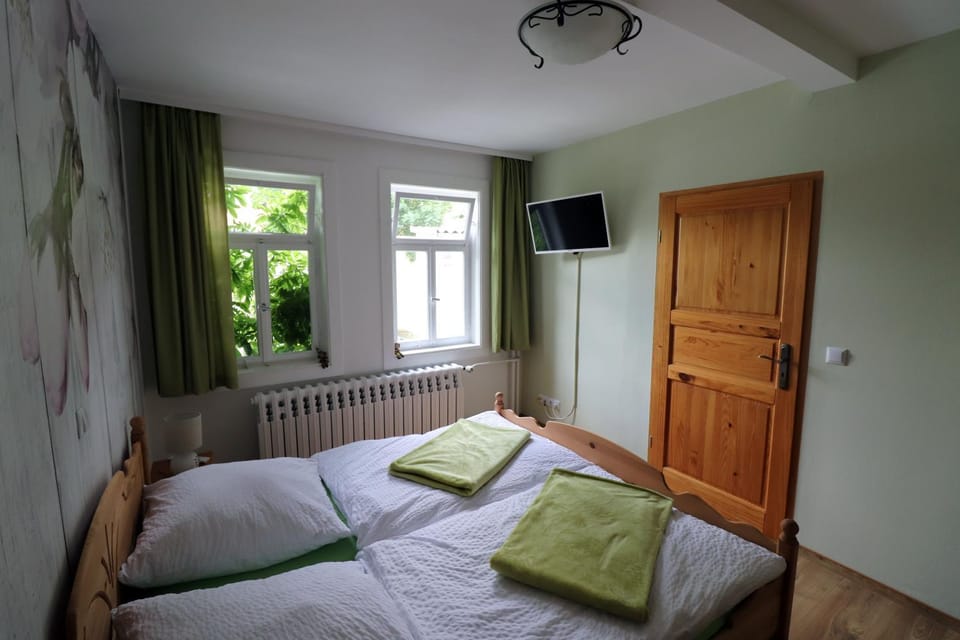 Bed, TV and multimedia, Photo of the whole room, Bedroom