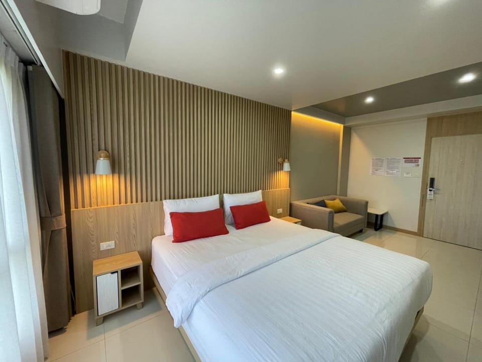 Bed, Living room, Photo of the whole room, Seating area, Bedroom