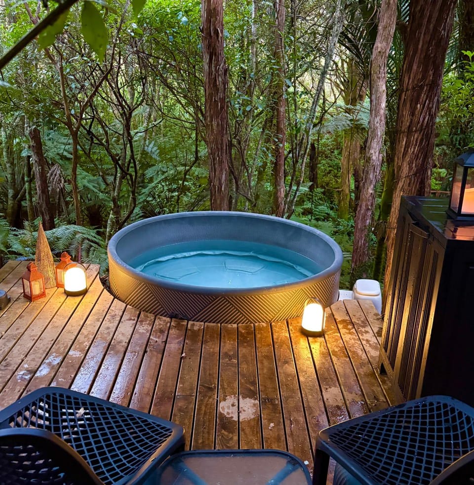 Fantail Bush Chalet and Hot Tub Chalet in Auckland Region