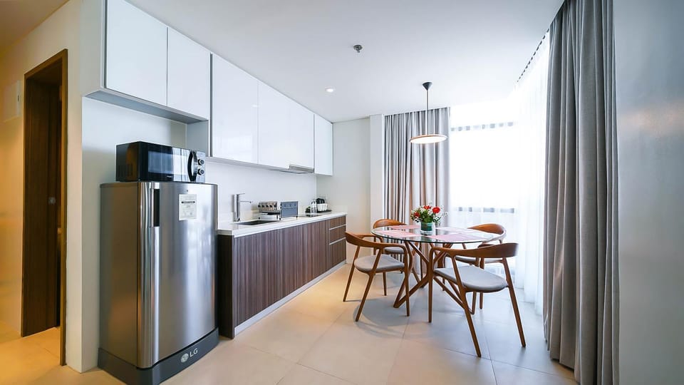 Kitchen or kitchenette, Dining area
