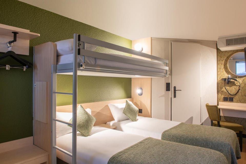 Bed, TV and multimedia, Decorative detail, Bedroom, hair dryier