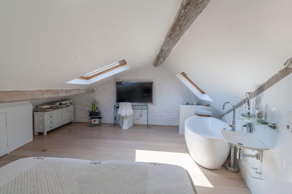 Old harbor 3-bedroom apt charming & unique ! Apartment in Cannes
