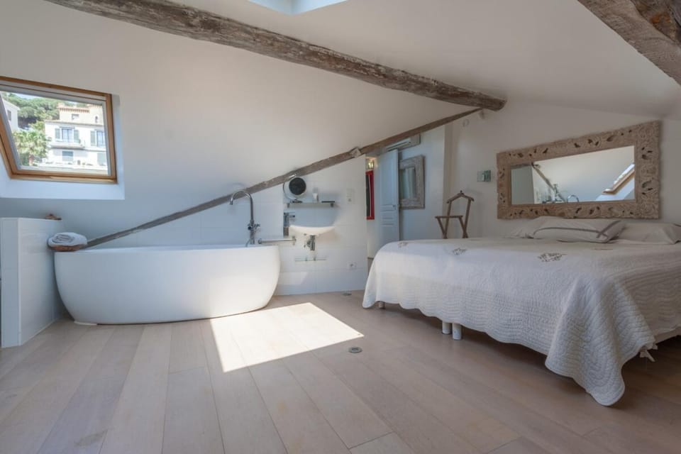 Old harbor 3-bedroom apt charming & unique ! Apartment in Cannes