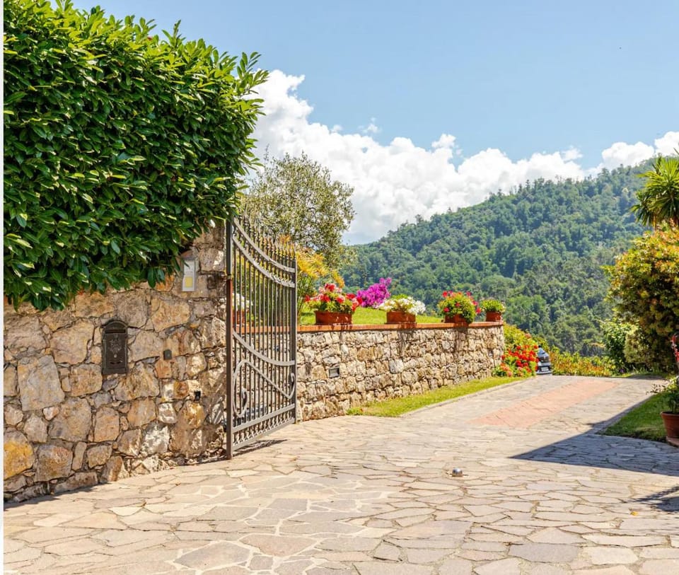 Camera Il Montetto3 -Giardino privato -parcheggio privato- Vicino a Lerici Bed and Breakfast in Province of Massa and Carrara