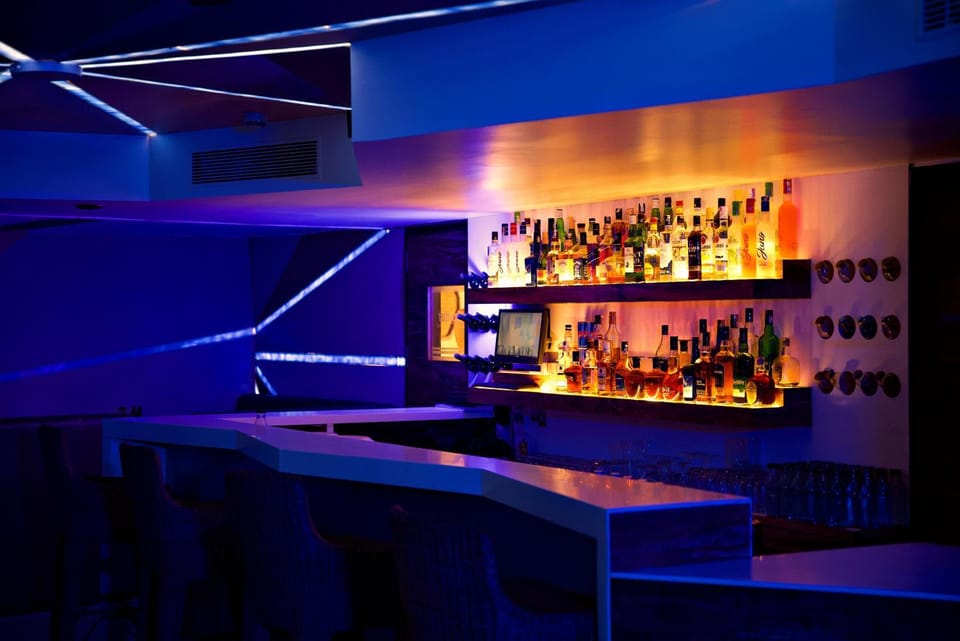Lounge or bar, minibar