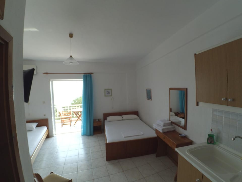 Bed, TV and multimedia, Kitchen or kitchenette, Photo of the whole room, Bedroom