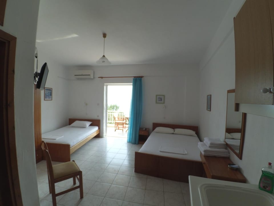 Bed, TV and multimedia, Kitchen or kitchenette, Photo of the whole room, Bedroom