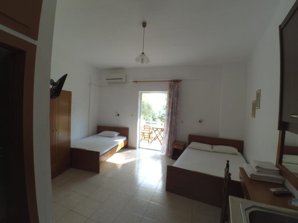 Toilet, Bed, Bathroom, TV and multimedia, Kitchen or kitchenette, Photo of the whole room, Bedroom