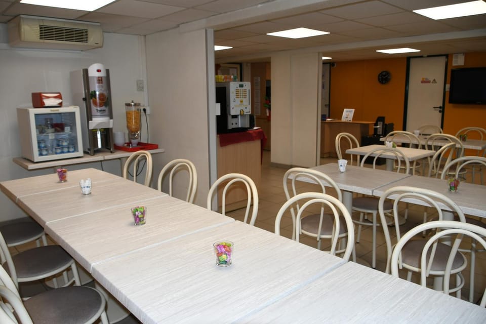 Restaurant/places to eat, Buffet breakfast