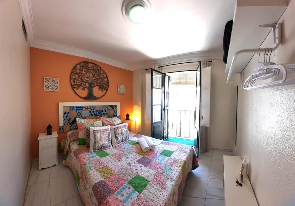 Budget and cute rooms with balcony Sevilla center Apartment in Seville