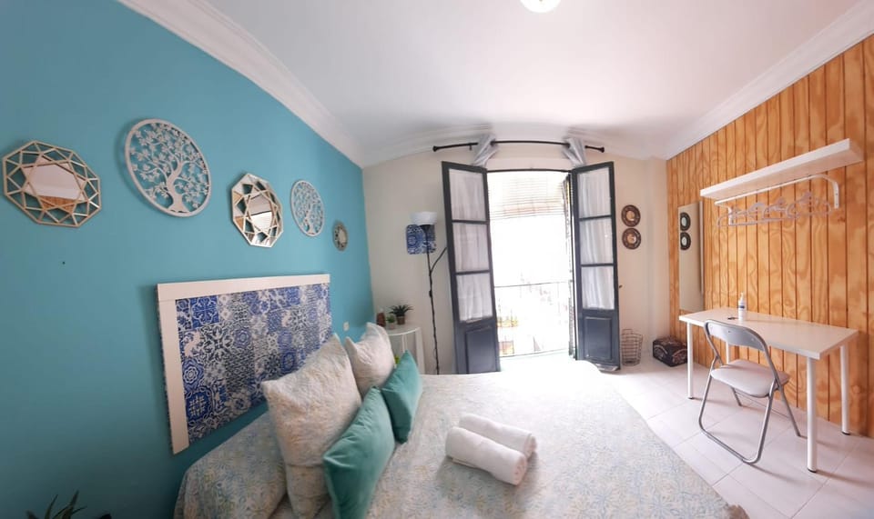 Budget and cute rooms with balcony Sevilla center Apartment in Seville