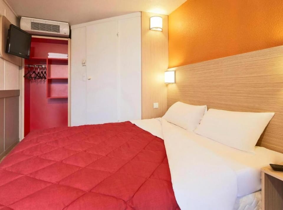 Toilet, Property building, Bed, People, Bedroom