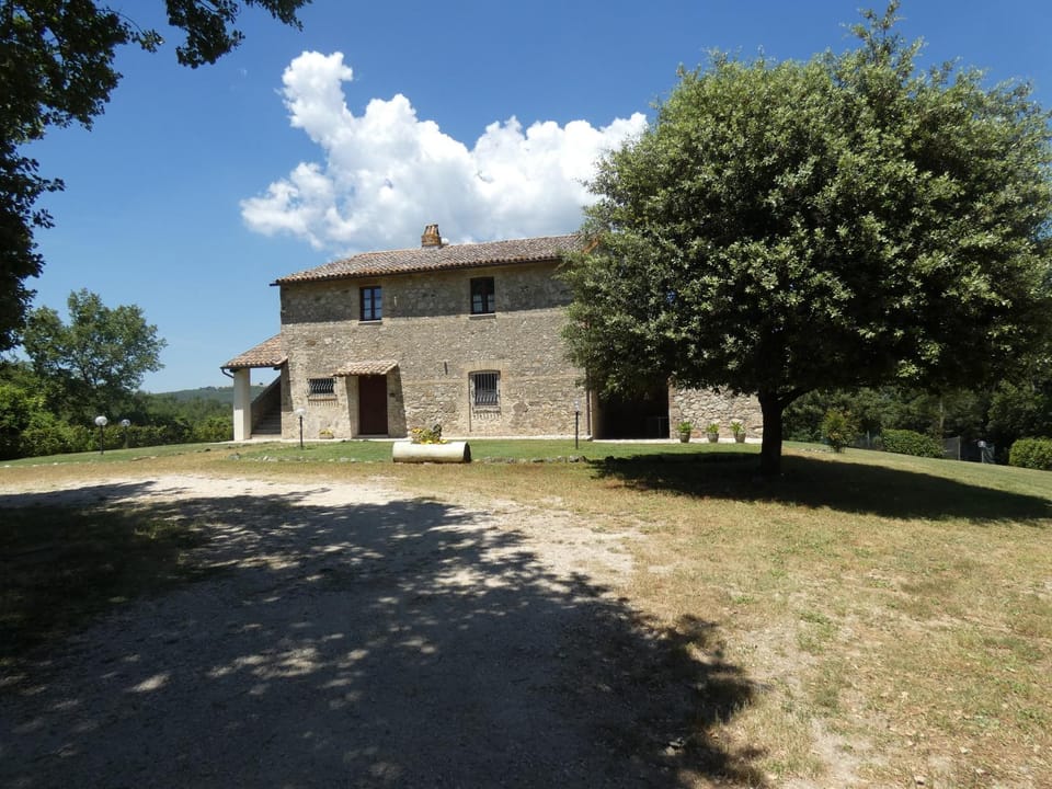 SCAPPO IN UMBRIA, casale al lago House in Umbria