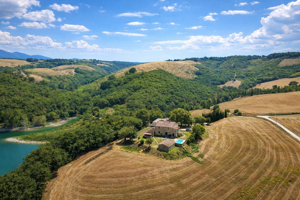SCAPPO IN UMBRIA, casale al lago House in Umbria