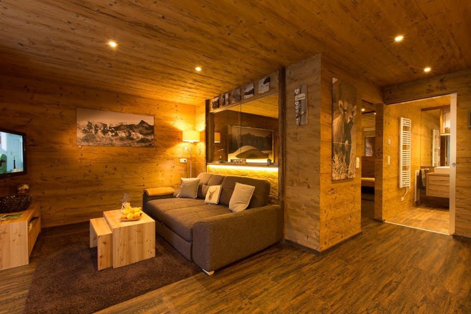 Bed, TV and multimedia, Living room, Photo of the whole room, Seating area, Bedroom, towels