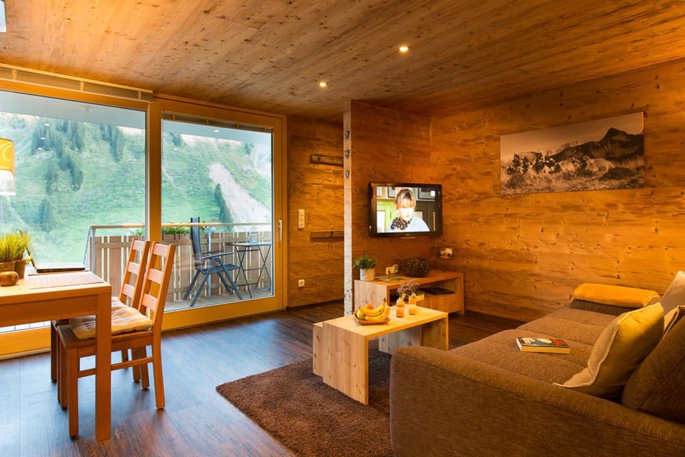 Natural landscape, TV and multimedia, Living room, Seating area, Dining area, Mountain view
