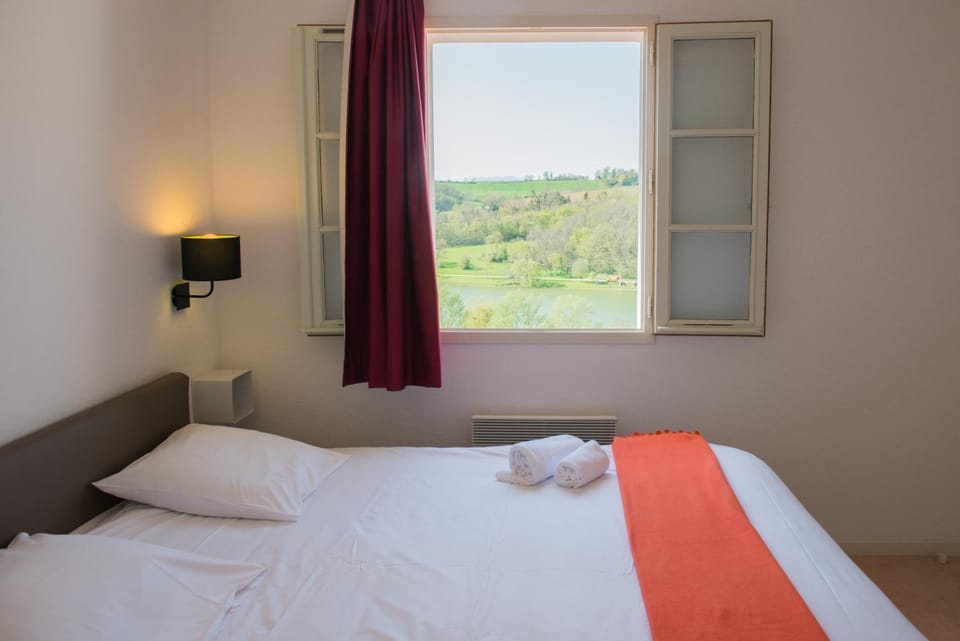 Photo of the whole room, Bedroom, Lake view, Mountain view, Family