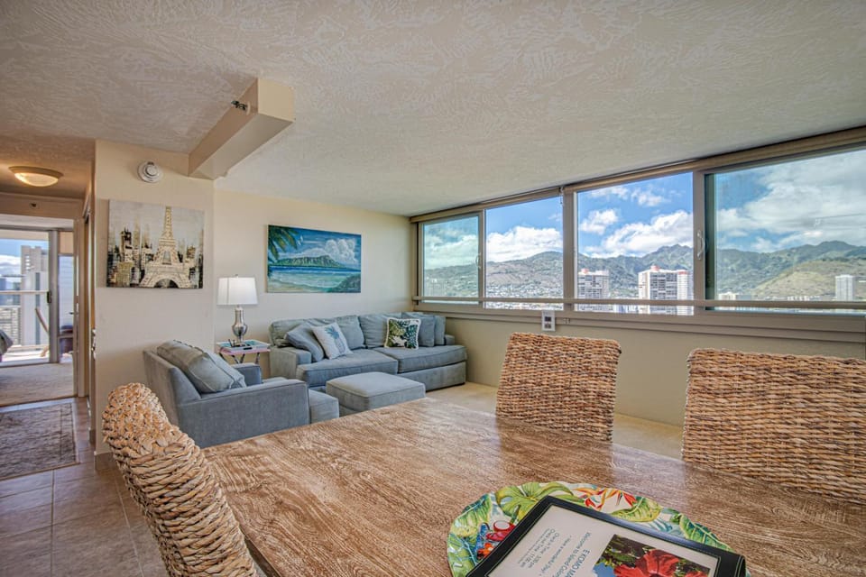TV and multimedia, Living room, Seating area, Mountain view