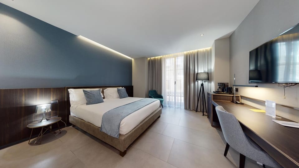 Bed, TV and multimedia, Seating area