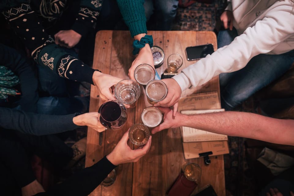 People, Lounge or bar, Food and drinks, Drinks, Alcoholic drinks, group of guests