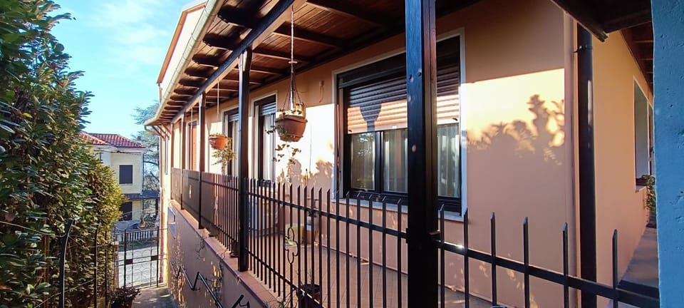 Property building, Day, Balcony/Terrace