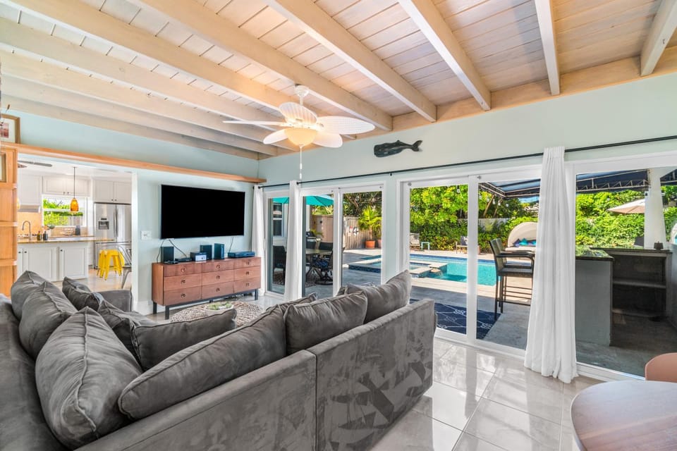 Across from Beach- 3 Master Suites, Heated Pool & Spa, Tanning Ledge, Golden Tee - by Maven Vacation Rentals House in Riviera Beach