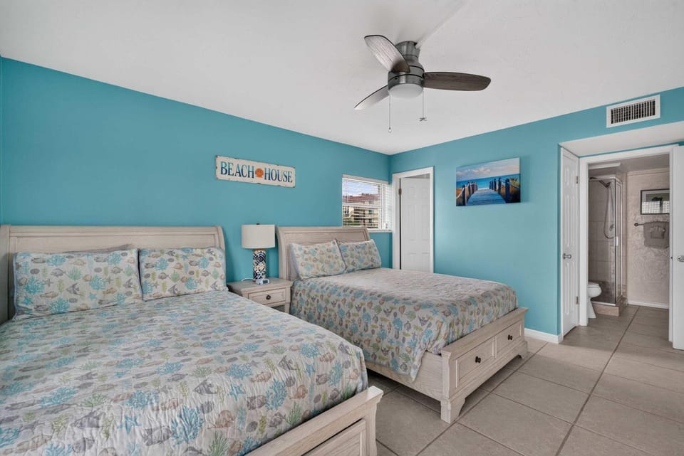 Beachfront Condo! Gulf View From All Rooms, Pool, Chairs Provided House in Siesta Beach