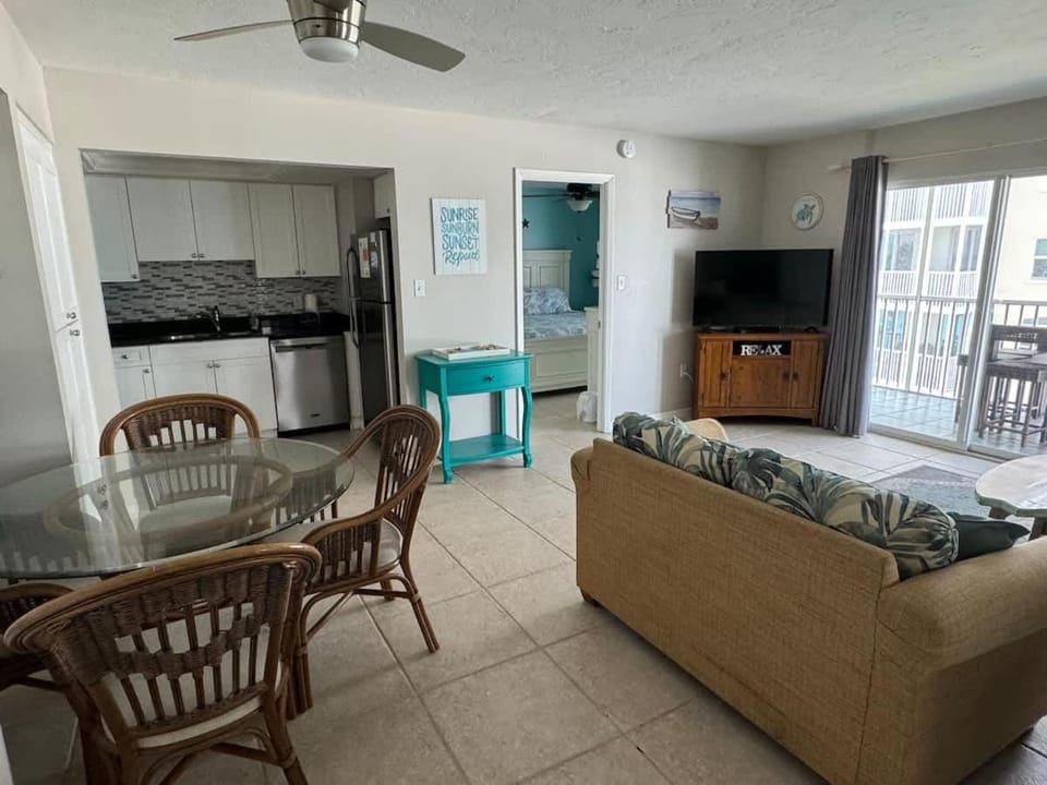 Beachfront Condo! Gulf View From All Rooms, Pool, Chairs Provided House in Siesta Beach