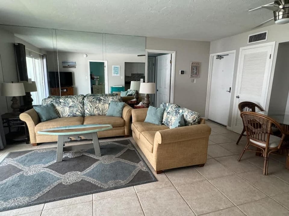 Beachfront Condo! Gulf View From All Rooms, Pool, Chairs Provided House in Siesta Beach