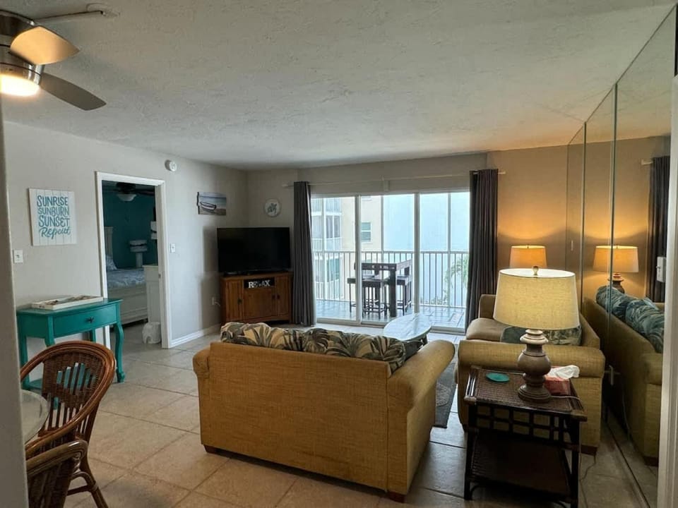 Beachfront Condo! Gulf View From All Rooms, Pool, Chairs Provided House in Siesta Beach