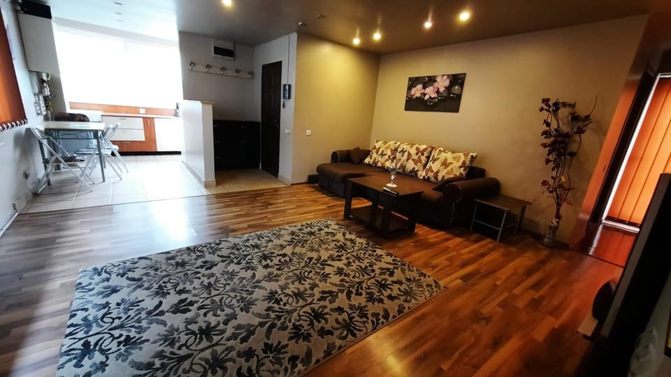 Kitchen or kitchenette, Living room, Seating area, Dining area