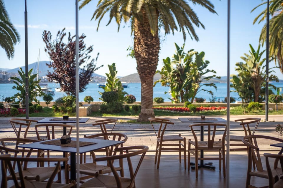 Restaurant/places to eat, Day, Garden view, Sea view