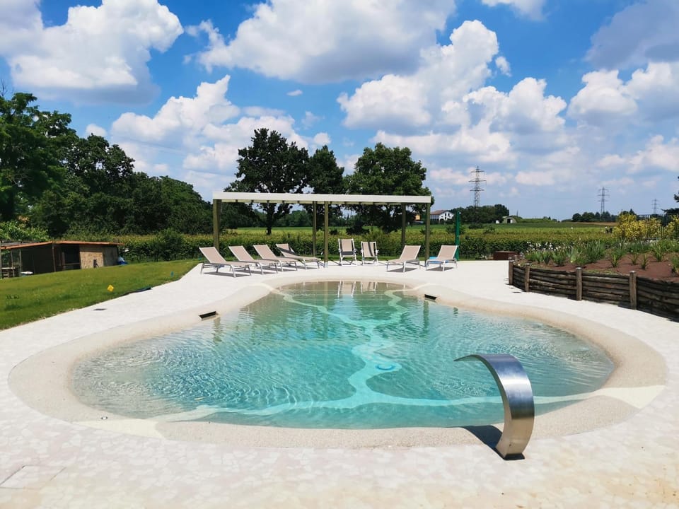 Day, Natural landscape, Hot Tub, Pool view, Swimming pool, sunbed