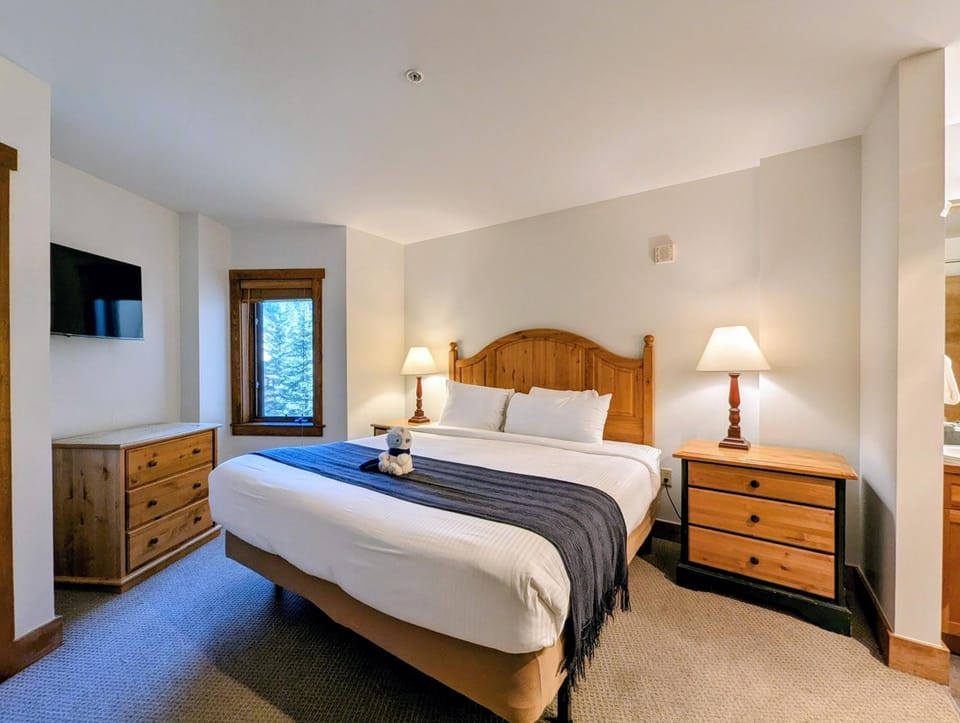 Bed, Day, TV and multimedia, Bedroom, furniture, towels