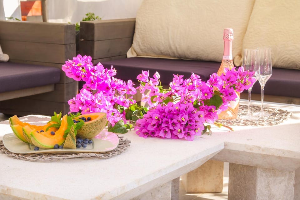 Food and drinks, Seating area, Food, Drinks