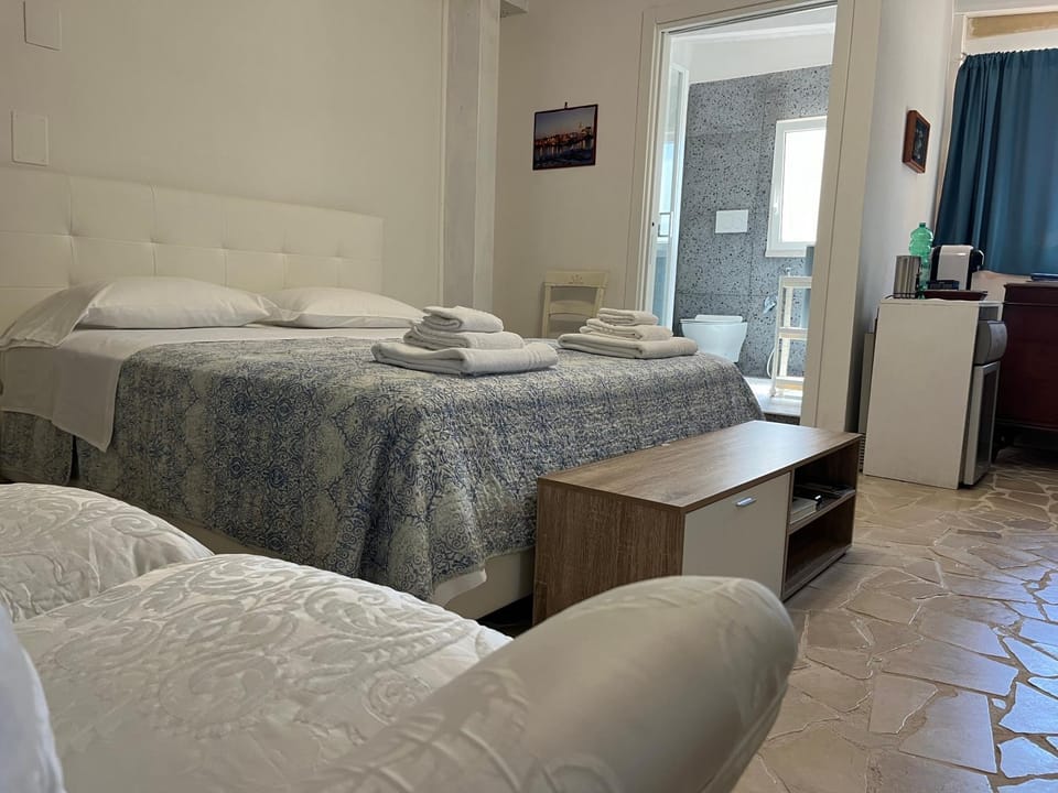 Photo of the whole room, Bedroom, towels