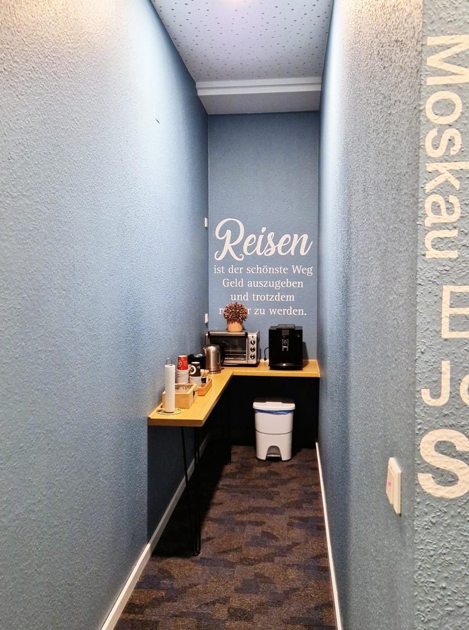 Coffee/tea facilities, oven