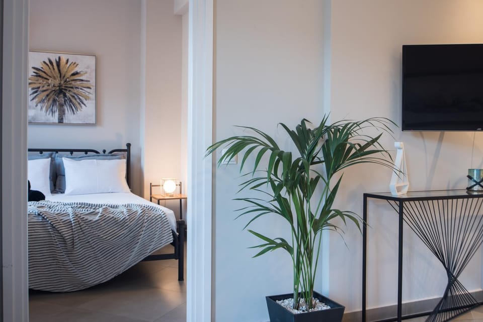 Bed, TV and multimedia, Bedroom