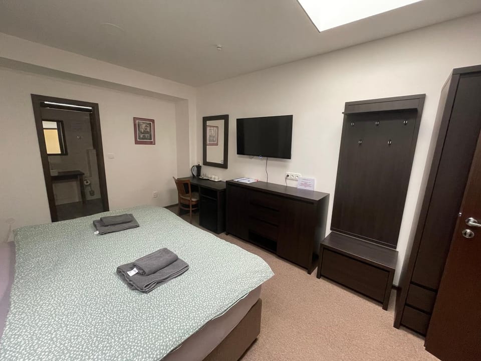 Bed, TV and multimedia, Bedroom, hair dresser, towels, wardrobe
