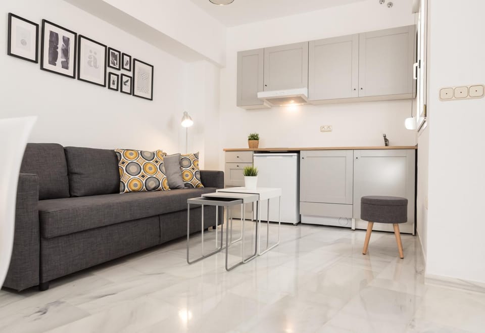 Kitchen or kitchenette, Living room, Seating area, Dining area