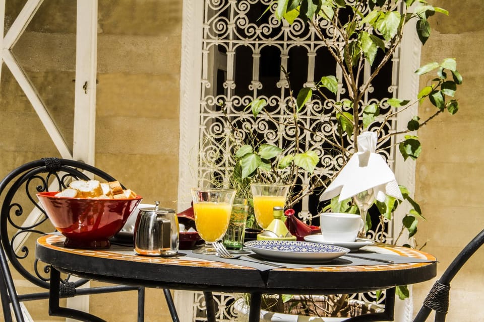 Restaurant/places to eat, Decorative detail, Dining area, Breakfast