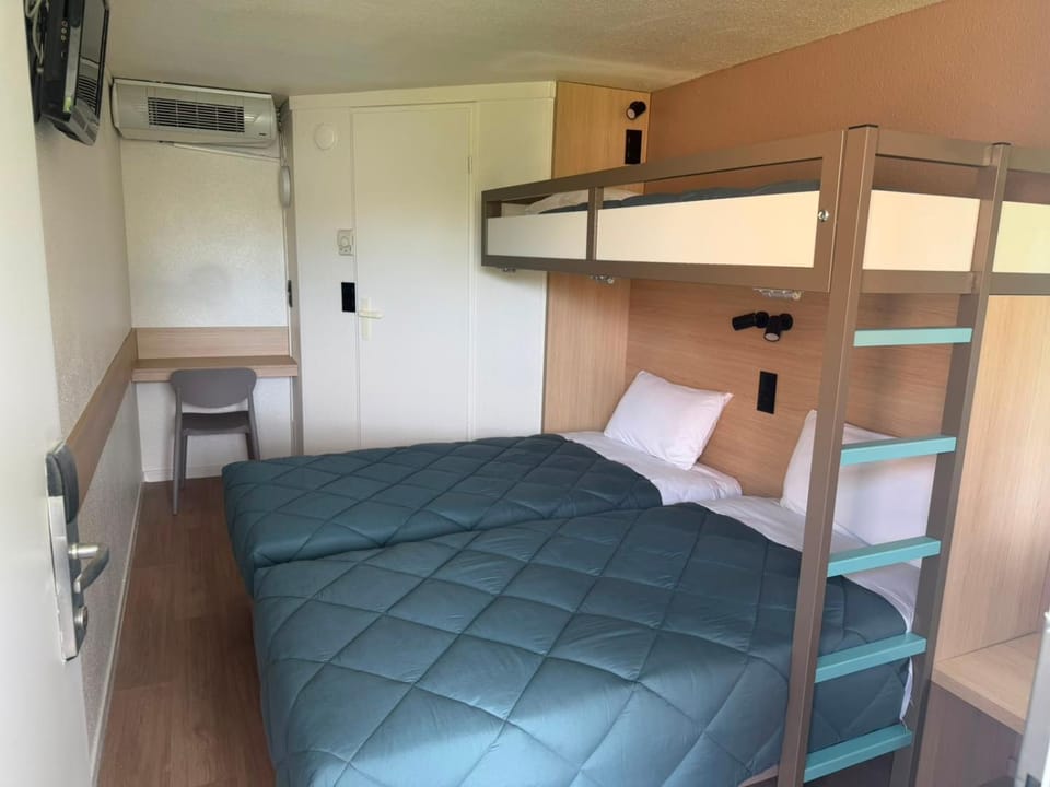 Photo of the whole room, Bedroom, bunk bed, air conditioner
