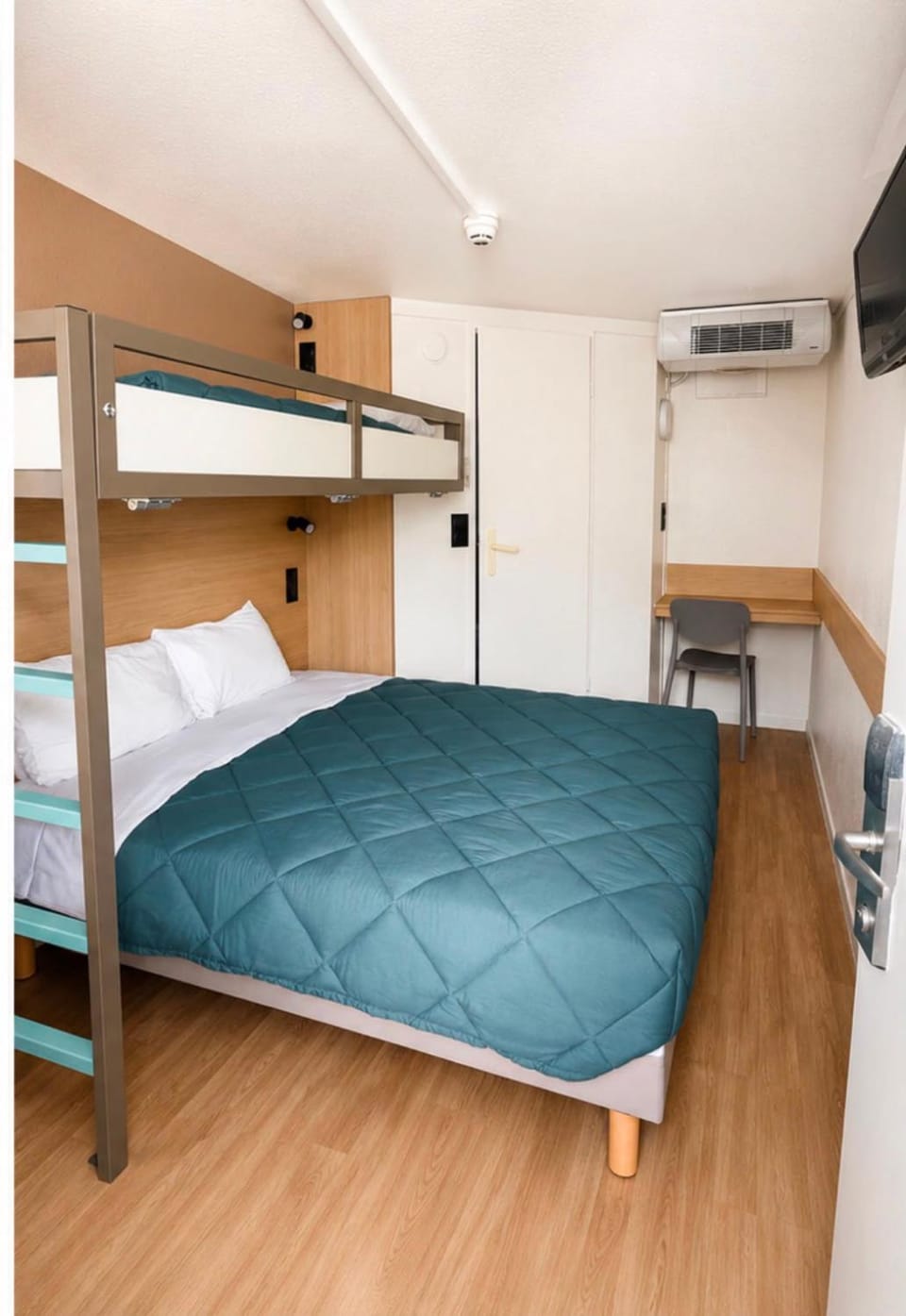 Bed, Photo of the whole room, Bedroom, bunk bed, air conditioner