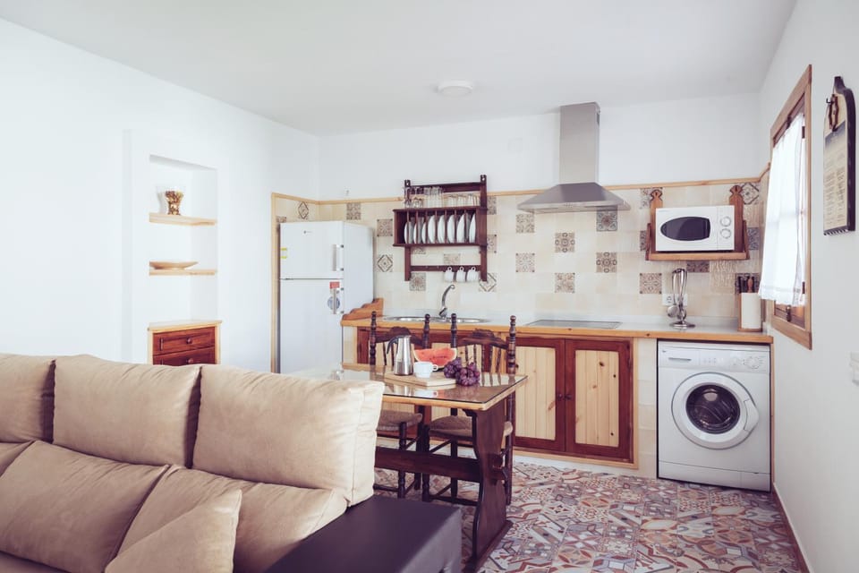 Kitchen or kitchenette, Living room, Seating area, Dining area