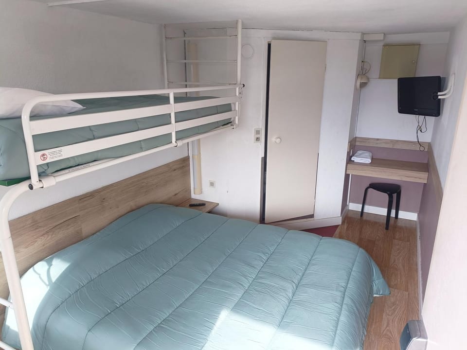 Bed, Photo of the whole room, Bedroom, bunk bed
