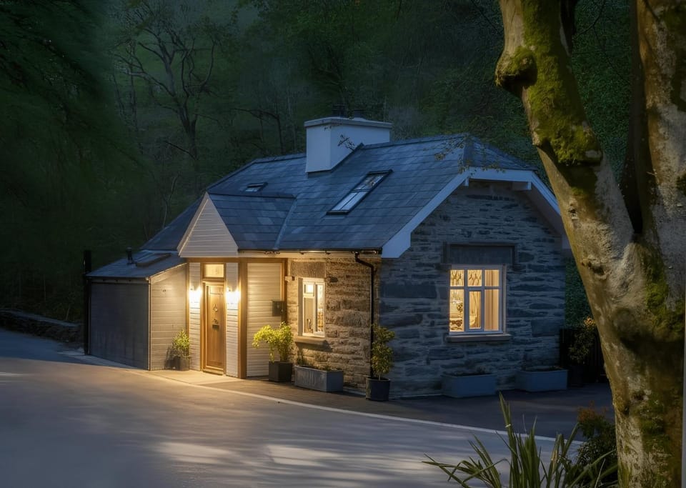 Facade/entrance, Night