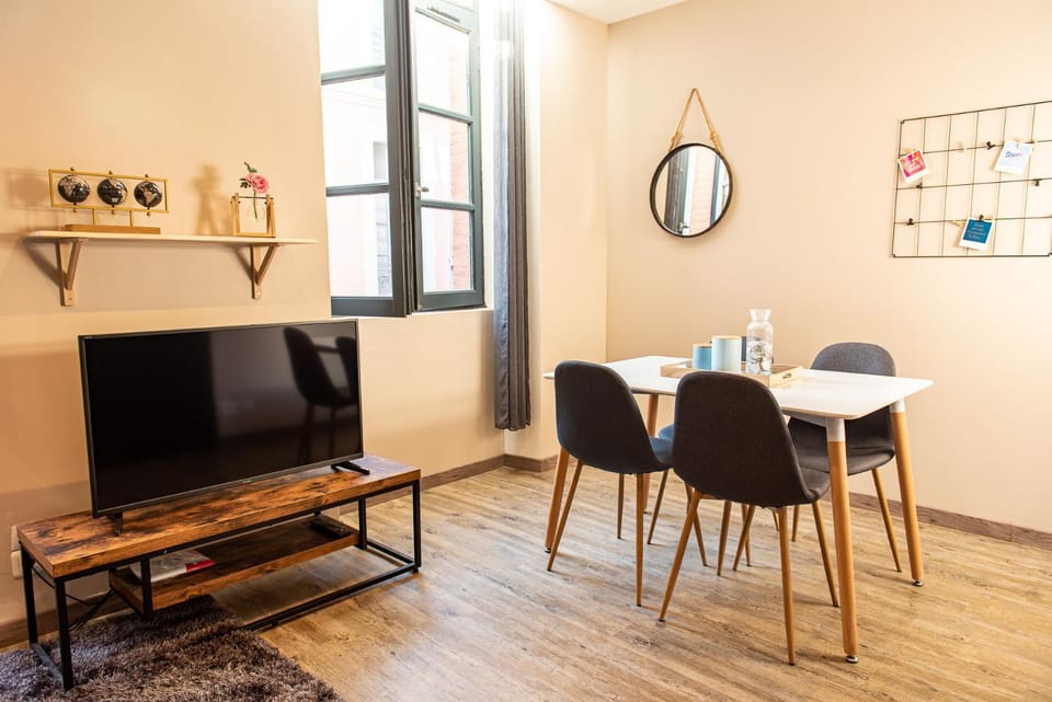 TV and multimedia, Seating area, Dining area